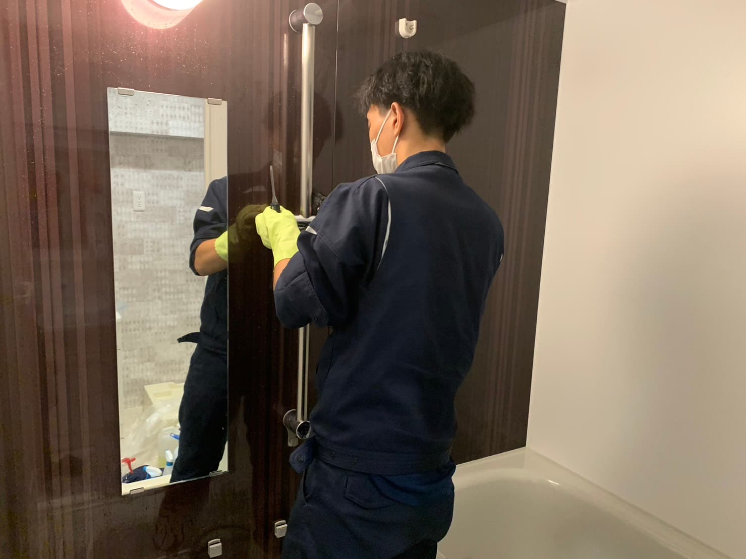 大阪にて開催、空室の浴室清掃現場実地研修