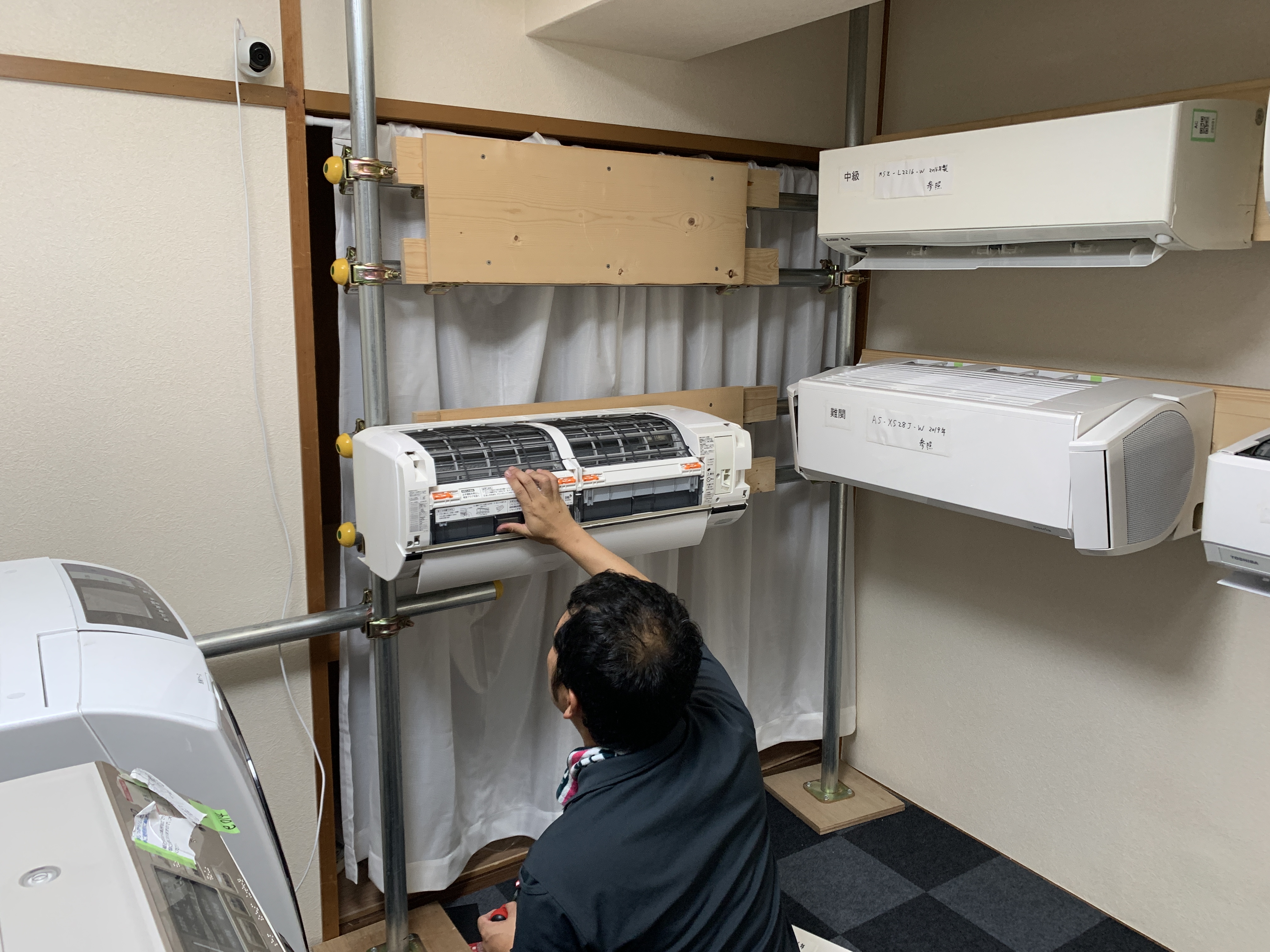 福岡研修所：お掃除機能付きエアコン分解研修の様子