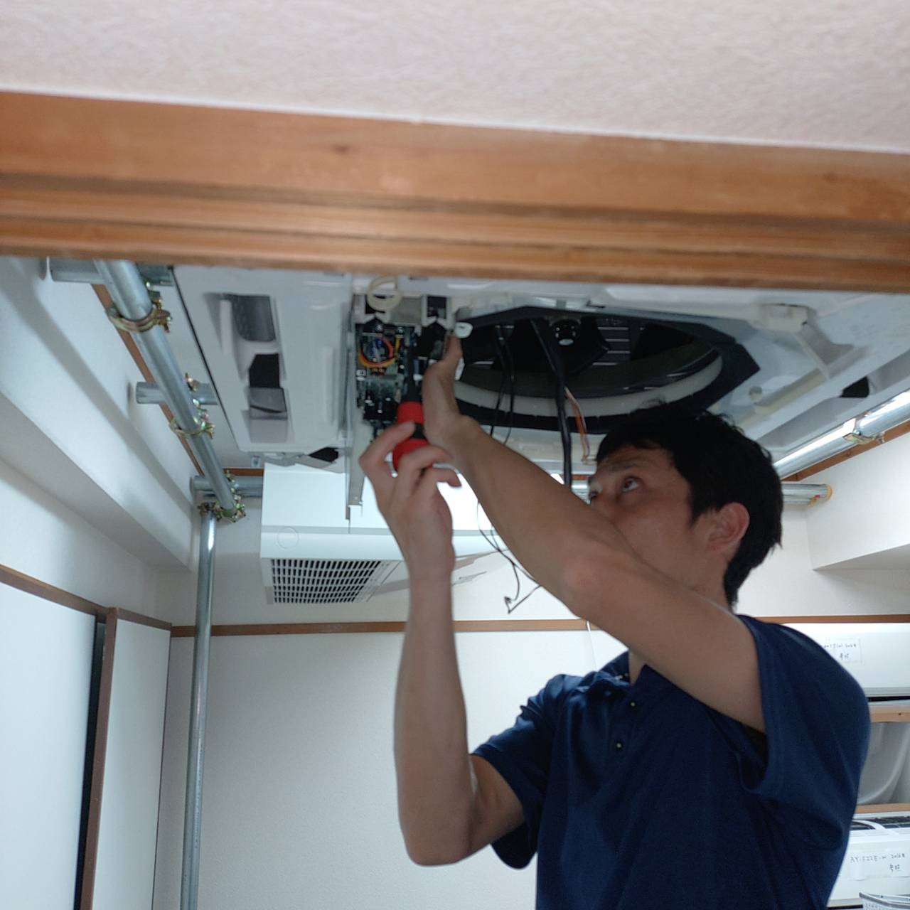 ���É��V�䖄�ߍ��݌^�G�A�R�����C