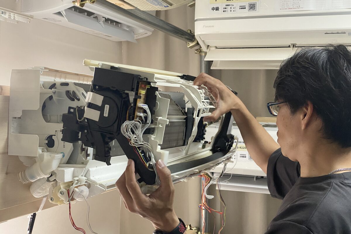 エアコン分解研修の様子