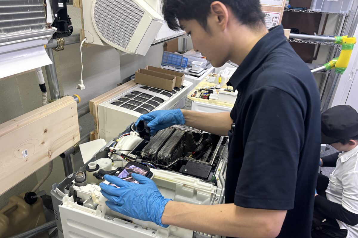 ドラム式洗濯機分解研修の様子